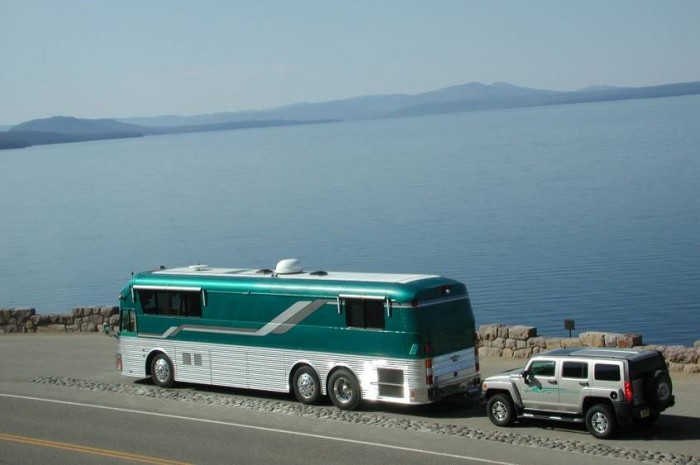 Bus at yellowstone lake.jpg